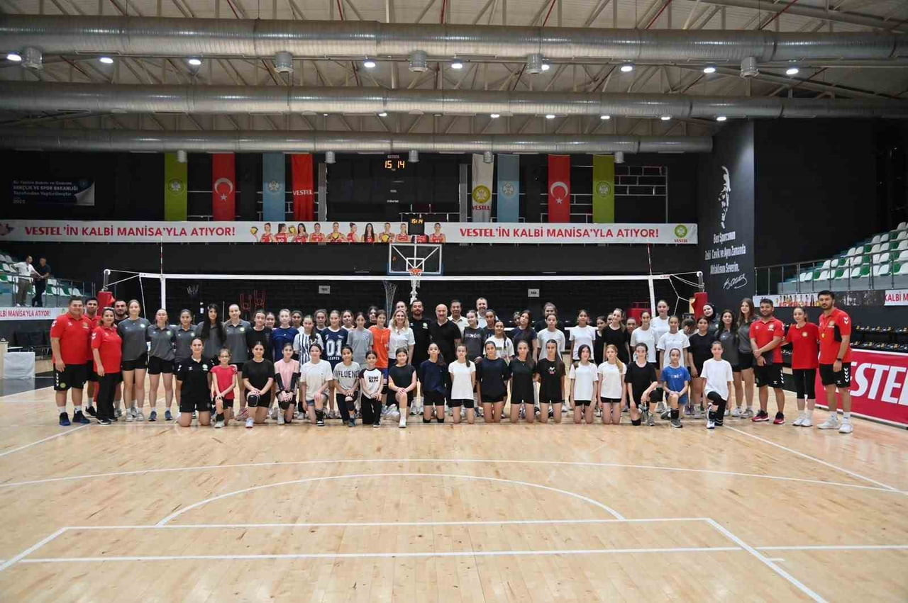 MANİSA BÜYÜKŞEHİR BELEDİYESPOR KULÜBÜ’NÜN DÜZENLEDİĞİ VOLEYBOL ALTYAPI SEÇMELERİNDE YÜZLERCE GENÇ...