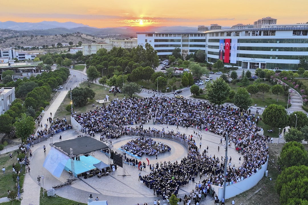 MANİSA CELAL BAYAR ÜNİVERSİTESİ MÜHENDİSLİK VE DOĞA BİLİMLERİ FAKÜLTESİ’NİN 30. DÖNEM MEZUNİYET...