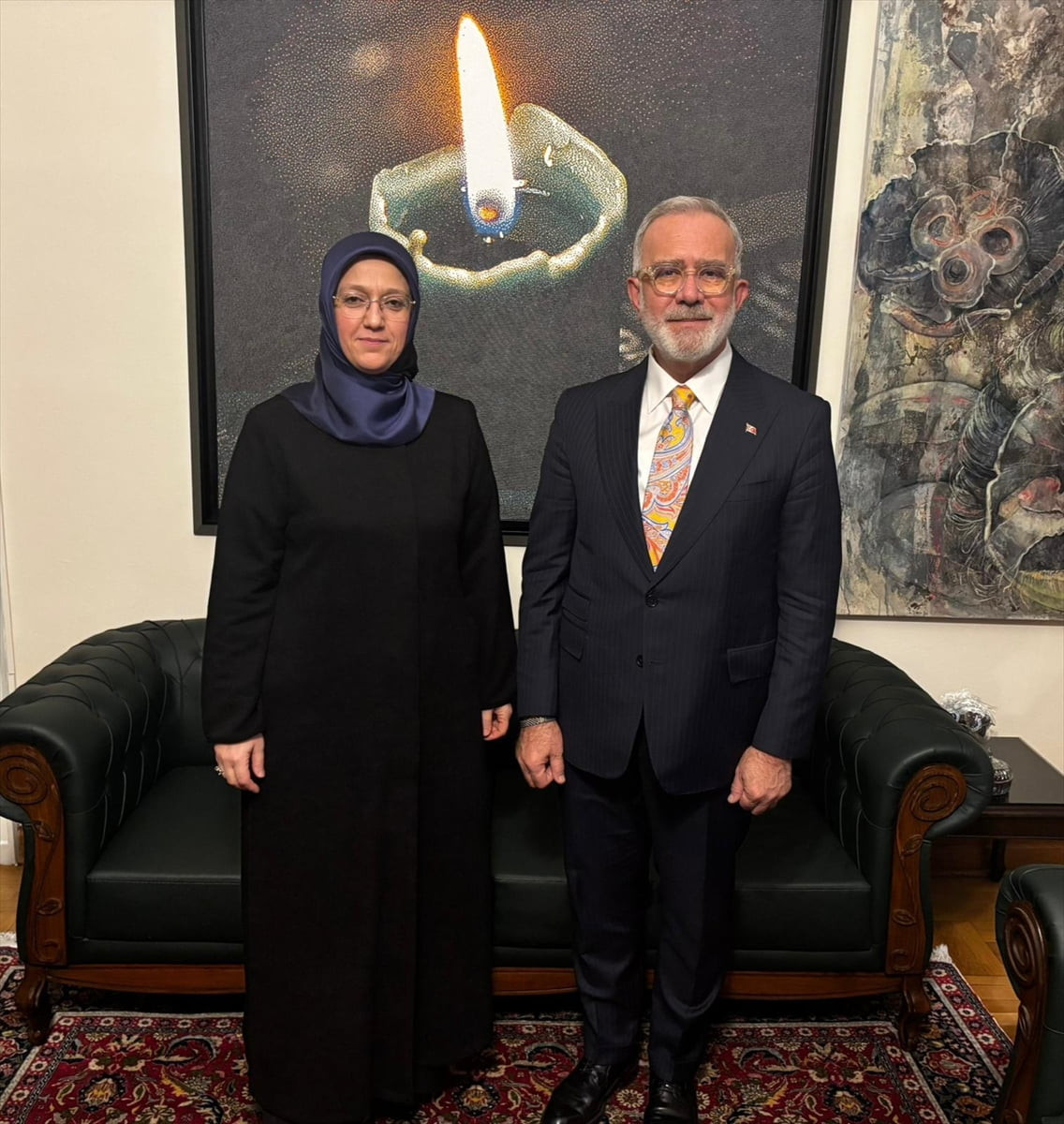 Manisa Celal Bayar Üniversitesi Rektörü Prof. Dr. Rana Kibar (solda), Hafsa Sultan Hastanesi'ne...