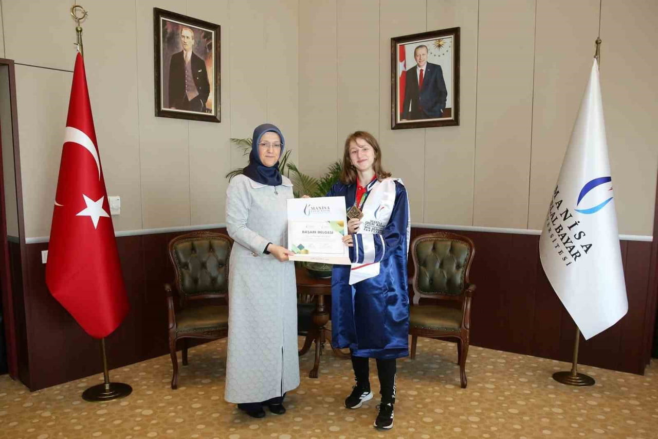 MANİSA CELAL BAYAR ÜNİVERSİTESİ SPOR BİLİMLERİ FAKÜLTESİ ÖĞRENCİSİ MİLLİ SPORCU NURBADE BÜBER...