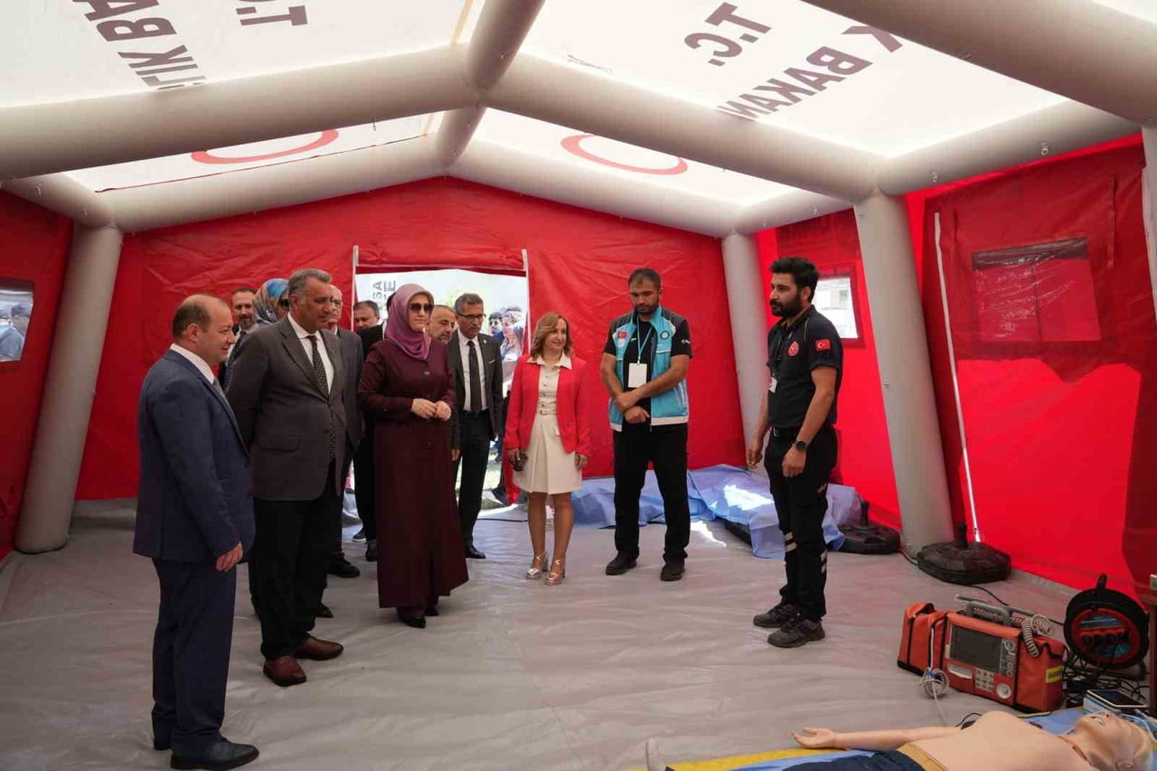 MANİSA CELAL BAYAR ÜNİVERSİTESİ’NDE DÜZENLENEN MCBÜKAF’26 KARİYER FUARI’NDA İL SAĞLIK MÜDÜRLÜĞÜ...