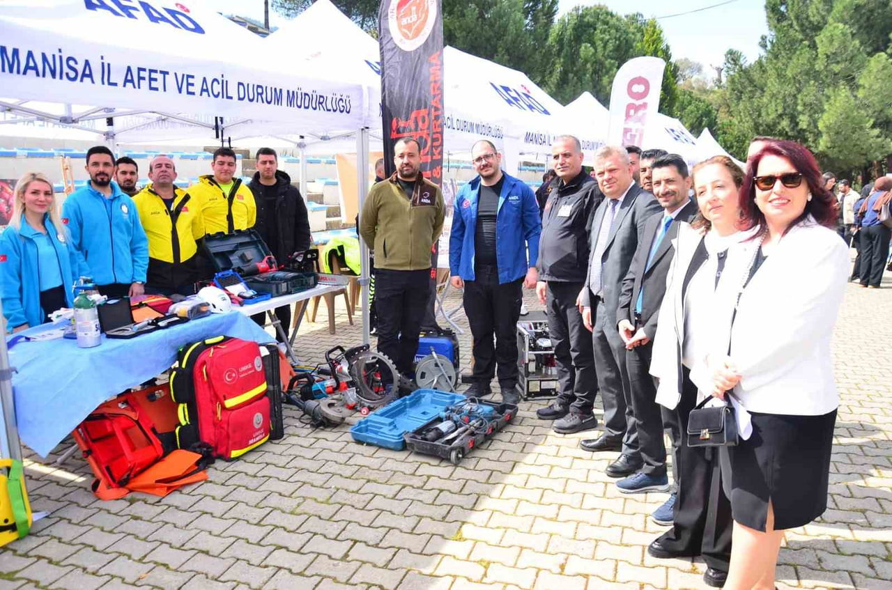 MANİSA CELAL BAYAR ÜNİVERSİTESİ’NDE DÜZENLENEN "AFETLERDE İNSAN OLMAK" SEMPOZYUMUNDA, AFETLERİN...