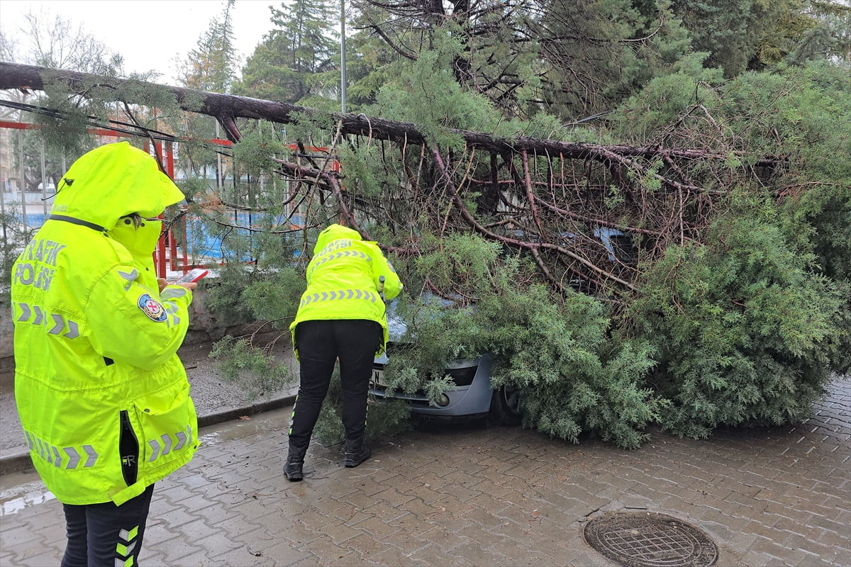 Manisa kent merkezi ile Salihli ve Turgutlu ilçelerinde etkili olan fırtına ve yağmur hayatı...