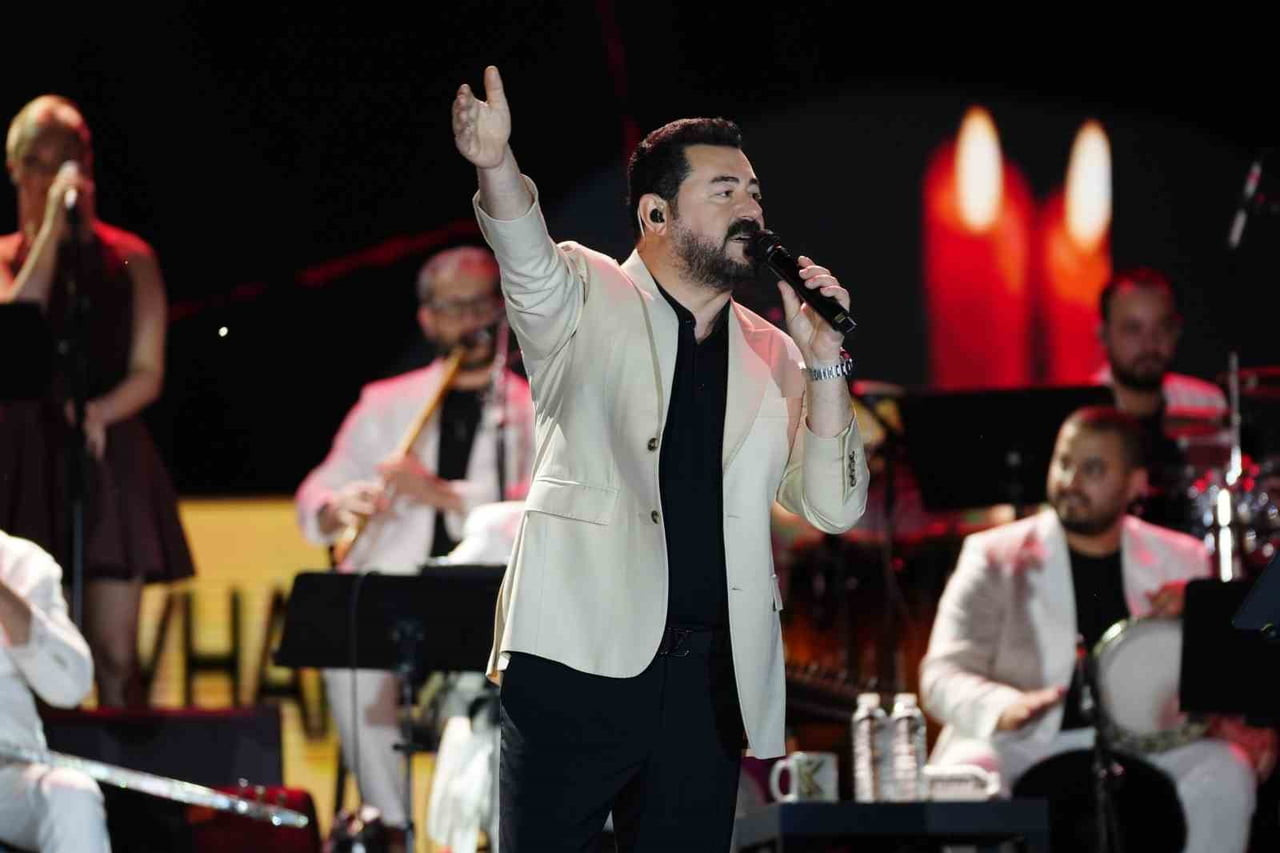 MANİSA KÜLTÜR YOLU FESTİVALİ'NDE SAHNE ALAN ÜNLÜ SANATÇI SERKAN KAYA, SEVİLEN ESERLERİNİN YANI...