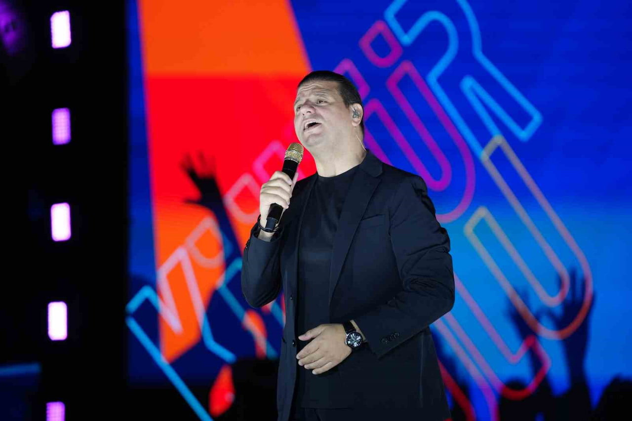 MANİSA KÜLTÜR YOLU FESTİVALİ'NİN ÜÇÜNCÜ GÜNÜNDE SAHNE ALAN SEVİLEN SANATÇI KUBAT, BİNLERCE...