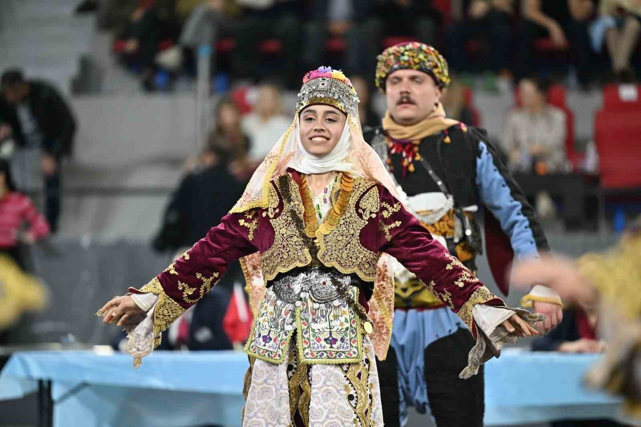 MANİSA KULÜPLERARASI İL BİRİNCİLİĞİ HALK OYUNLARI YARIŞMASI; GELENEKSEL EZGİLER, RENKLİ KOSTÜMLER...
