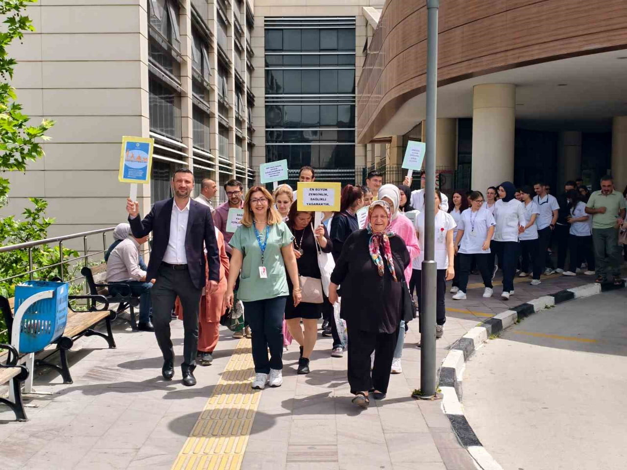 MANİSA MERKEZEFENDİ DEVLET HASTANESİ’NDE "SAĞLIK İÇİN HAREKET ET" FARKINDALIĞI: VATANDAŞLARA VÜCUT...
