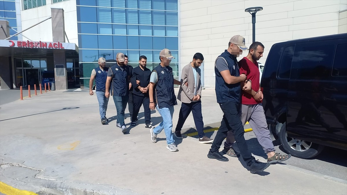 Manisa merkezli 3 ilde terör örgütü DEAŞ'a yönelik düzenlenen operasyonda 4 şüpheli gözaltına...