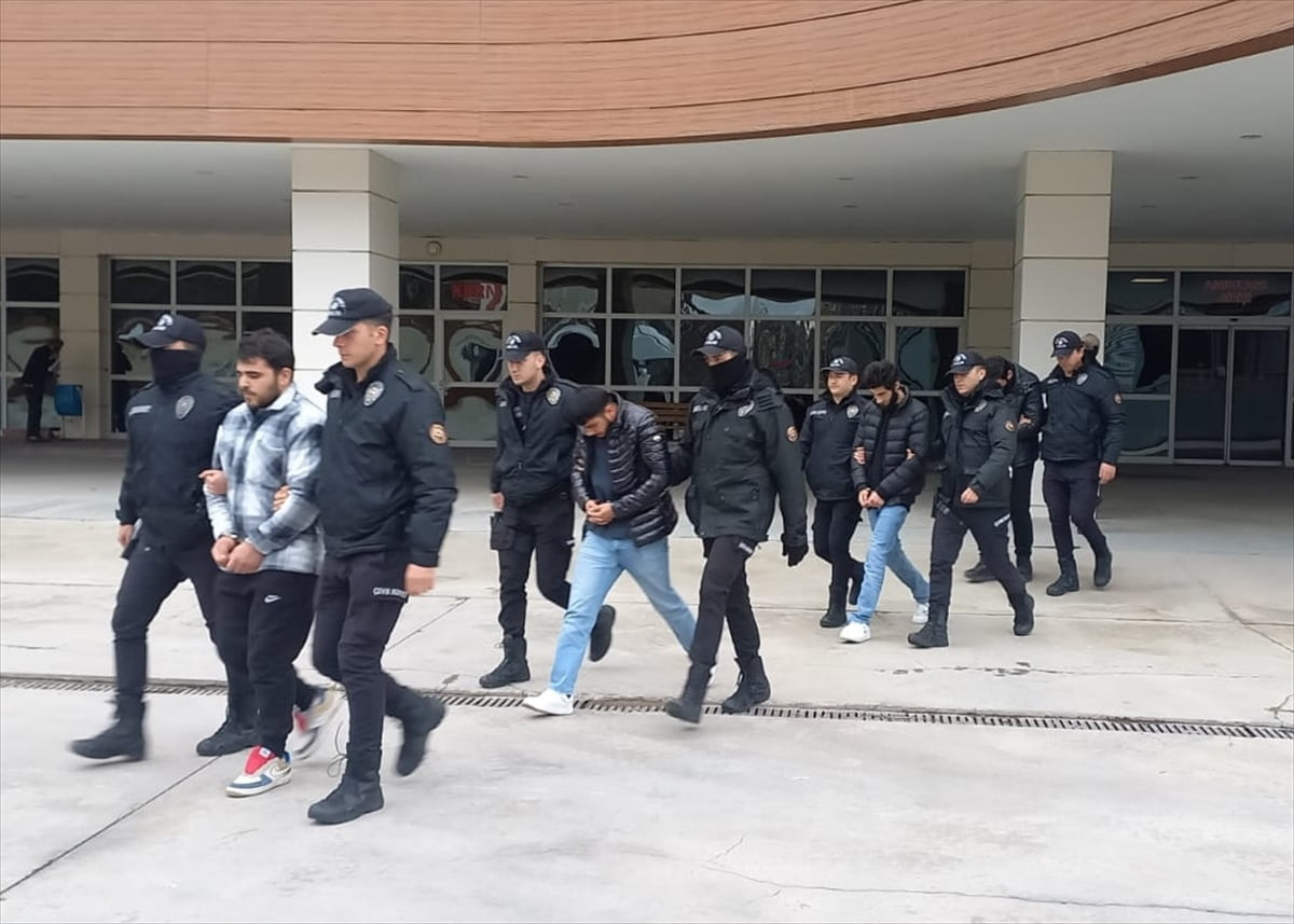 Manisa merkezli 6 ilde terör örgütü DEAŞ'a yönelik düzenlenen operasyonda 7 şüpheli gözaltına...