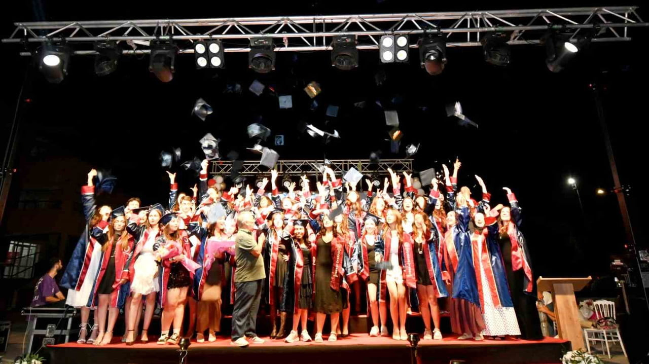 MANİSA TİCARET BORSASI ANADOLU LİSESİ'NDE YAKLAŞIK 150 ÖĞRENCİNİN MEZUNİYET HEYECANI YAŞADIĞI...