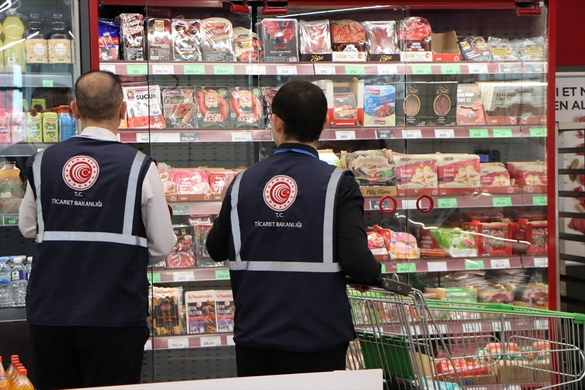 Manisa Ticaret İl Müdürlüğü ekipleri, Ramazan Bayramı öncesinde fahiş fiyat artışlarının önüne...