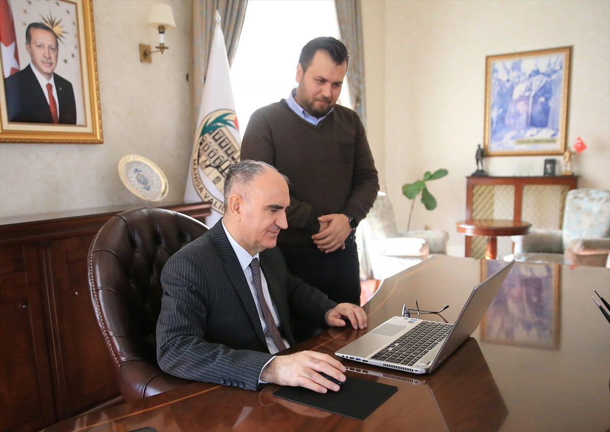 Manisa Valisi Vahdettin Özkan (solda), Anadolu Ajansının (AA) gözünden 2025'e damga vuran olaylara...