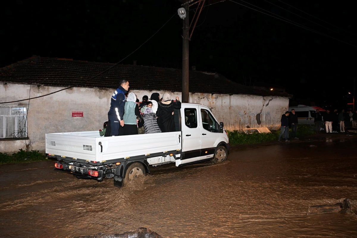 Manisa'da akşam saatlerinde etkisini artıran sağanak yaşamı olumsuz etkiledi. Manisa Büyükşehir...