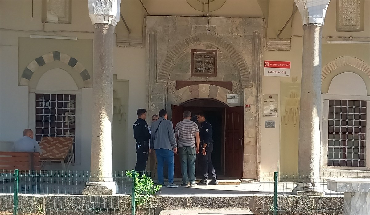  Manisa'da camiye girerek ahlaka aykırı davranışlarda bulundukları iddia edilen 3 şüpheliden 2'si...