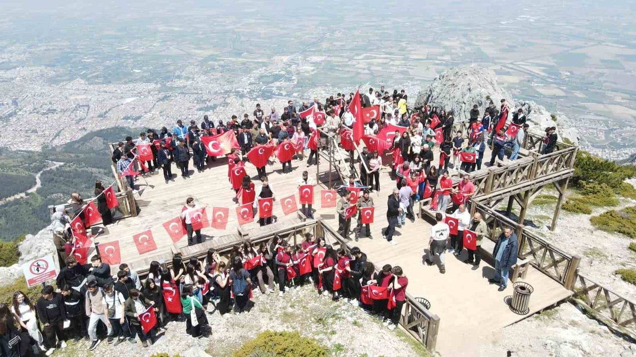 MANİSA'DA DÜZENLENEN 'MAARİFİN KALBİNDE MARİFETLİ GENÇLER' PROGRAMINDA 17 OKULDAN YAKLAŞIK 200...