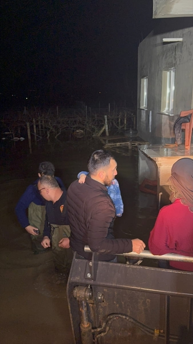 Manisa'da etkili olan yoğun yağış sonrası sel sularında mahsur kalan 11 kişilik aile, ekiplerce...