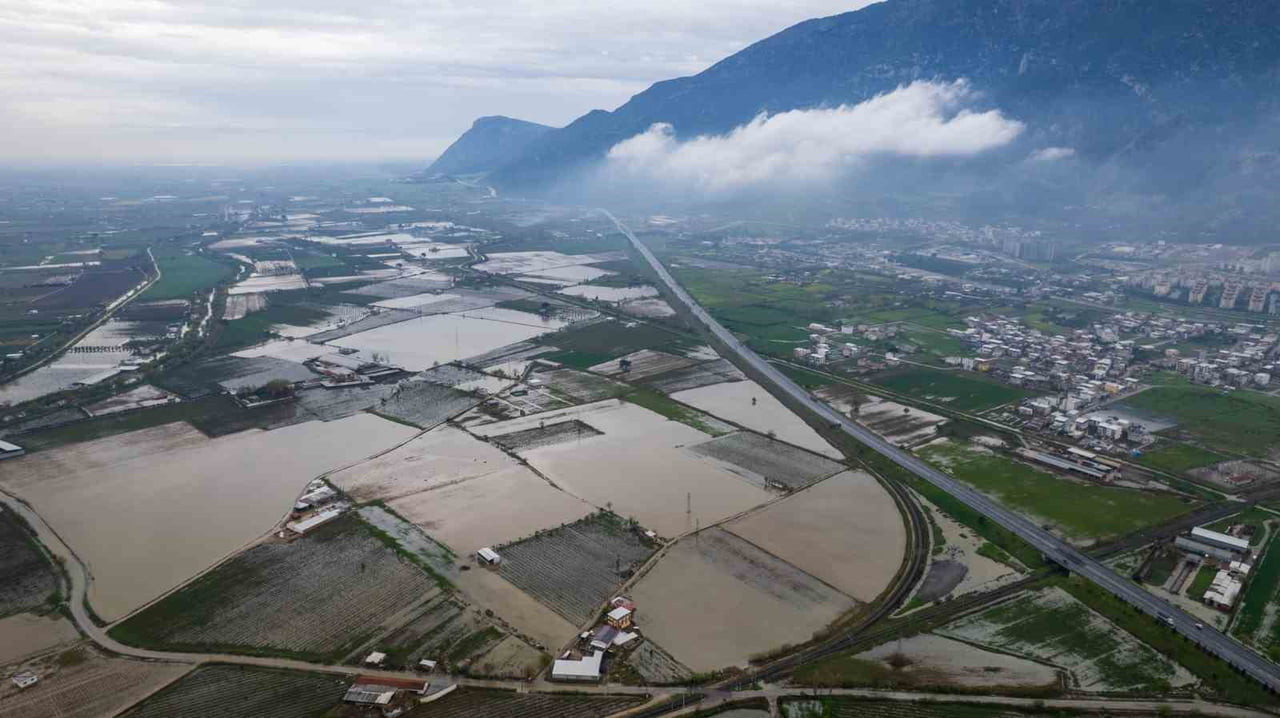 MANİSA'DA SON GÜNLERDE ARTAN AŞIRI YAĞIŞLAR SONRASI GEDİZ NEHRİ'NDE YAŞANAN TAŞKIN YERLEŞİM...