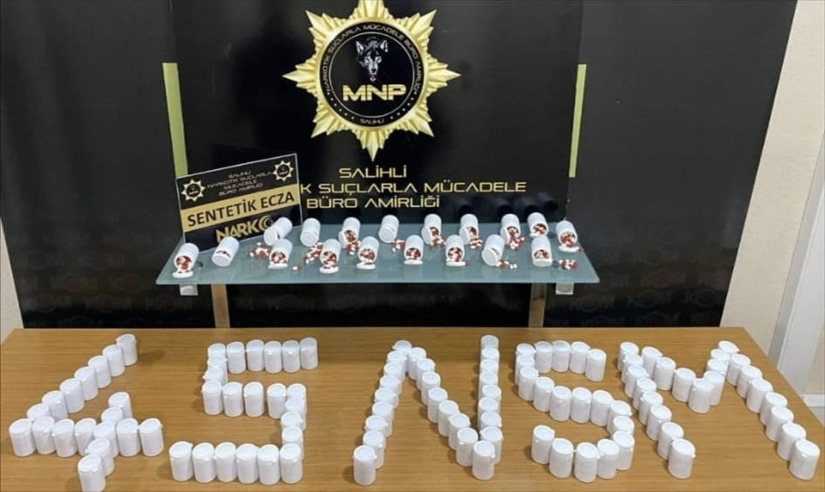 Manisa'da uyuşturucu ticareti yaptıkları iddiasıyla gözaltına alınan 11 zanlıdan 7'si tutuklandı....