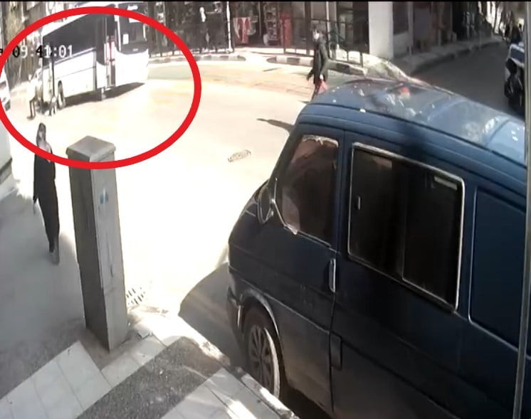 MANİSA'DA YOL KENARINDA ARIZA YAPAN MİNİBÜSÜ TAMİR ETMEK İÇİN ALTINA GİREN TAMİRCİ, KRİKONUN...