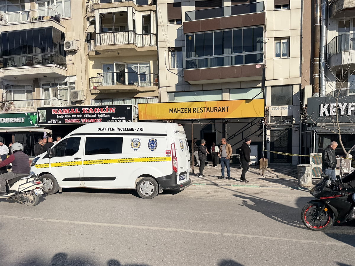 Manisa'nın Akhisar ilçesinde çıkan bıçaklı kavgada 1 kişi hayatını kaybetti, 2 kişi ağır...