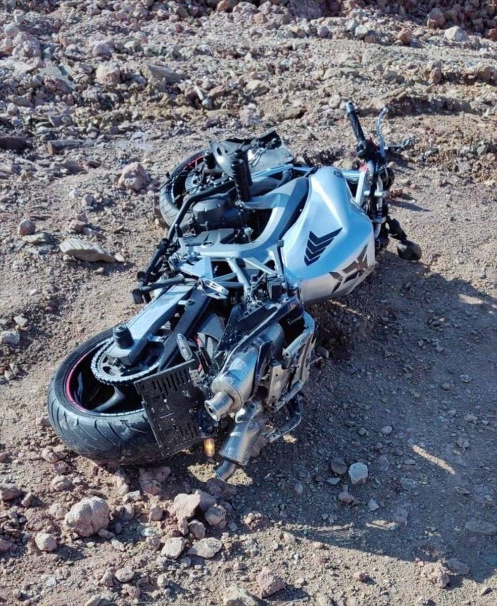 Manisa'nın Akhisar ilçesinde şarampole devrilen motosikletin sürücüsü yaşamını yitirdi.