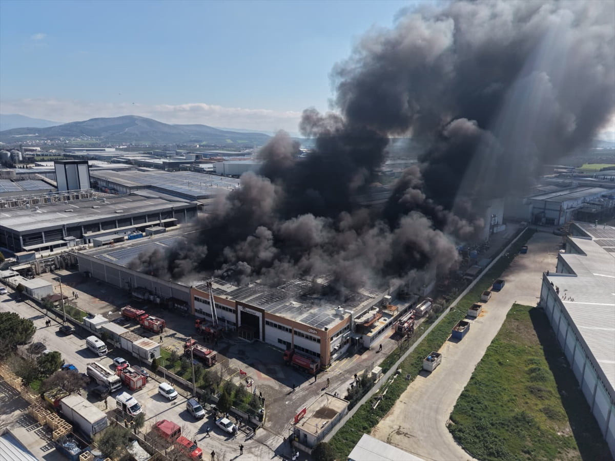 Manisa'nın Akhisar ilçesinde şekerleme fabrikasında çıkan yangına müdahale ediliyor. İhbar üzerine...