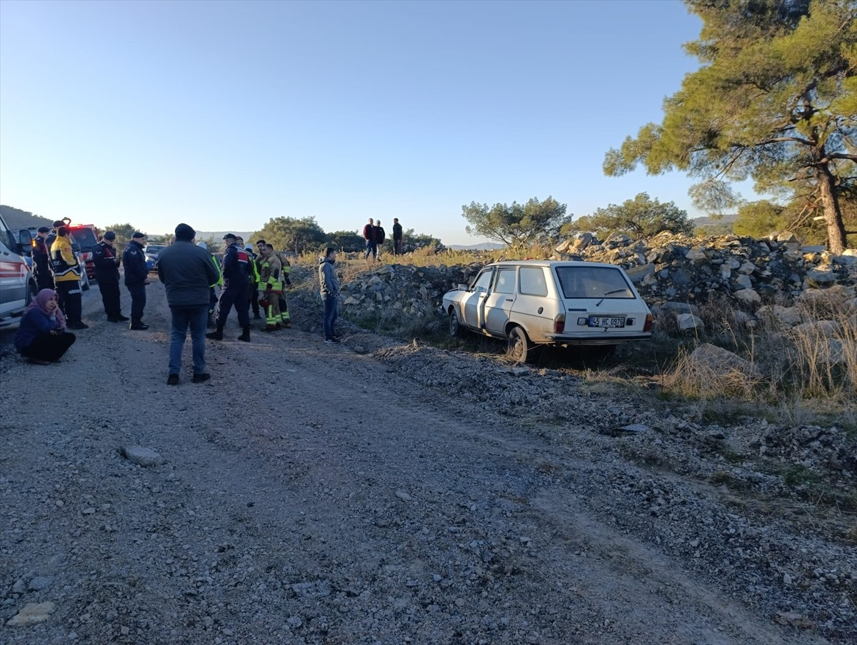 Manisa'nın Akhisar ilçesinde taş yığınına çarpan otomobilin sürücüsü hayatını kaybetti, eşi...