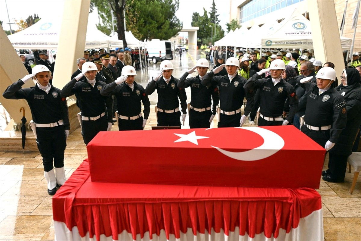 Manisa'nın Alaşehir ilçesinde 15 Kasım'da trafik polislerinin bulunduğu ekip aracının tıra...
