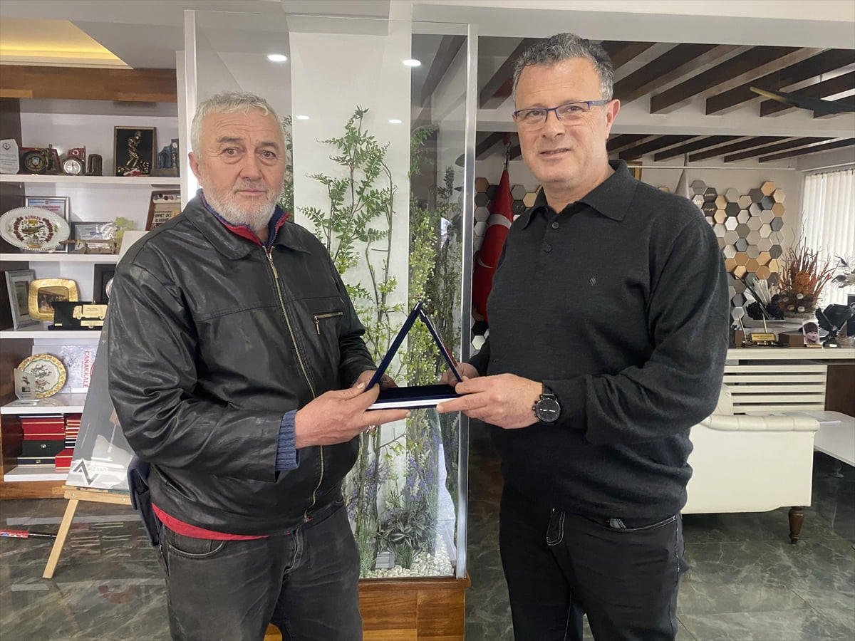 Manisa'nın Alaşehir ilçesinde belediye temizlik işçisi 56 yaşındaki Ali İlkgün (solda), tuvalette...