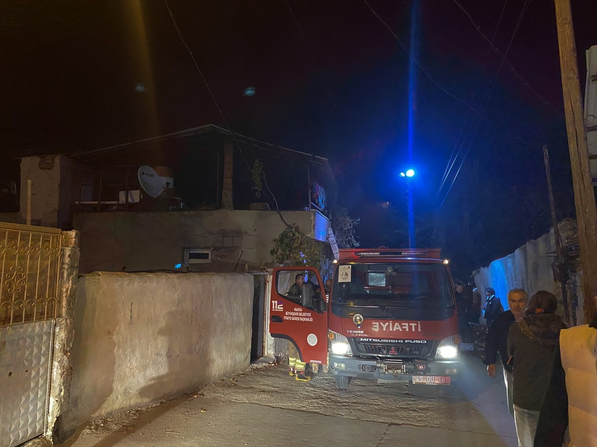 Manisa'nın Alaşehir ilçesinde bir evde çıkan yangın, komşuların müdahalesi ve itfaiye ekiplerinin...