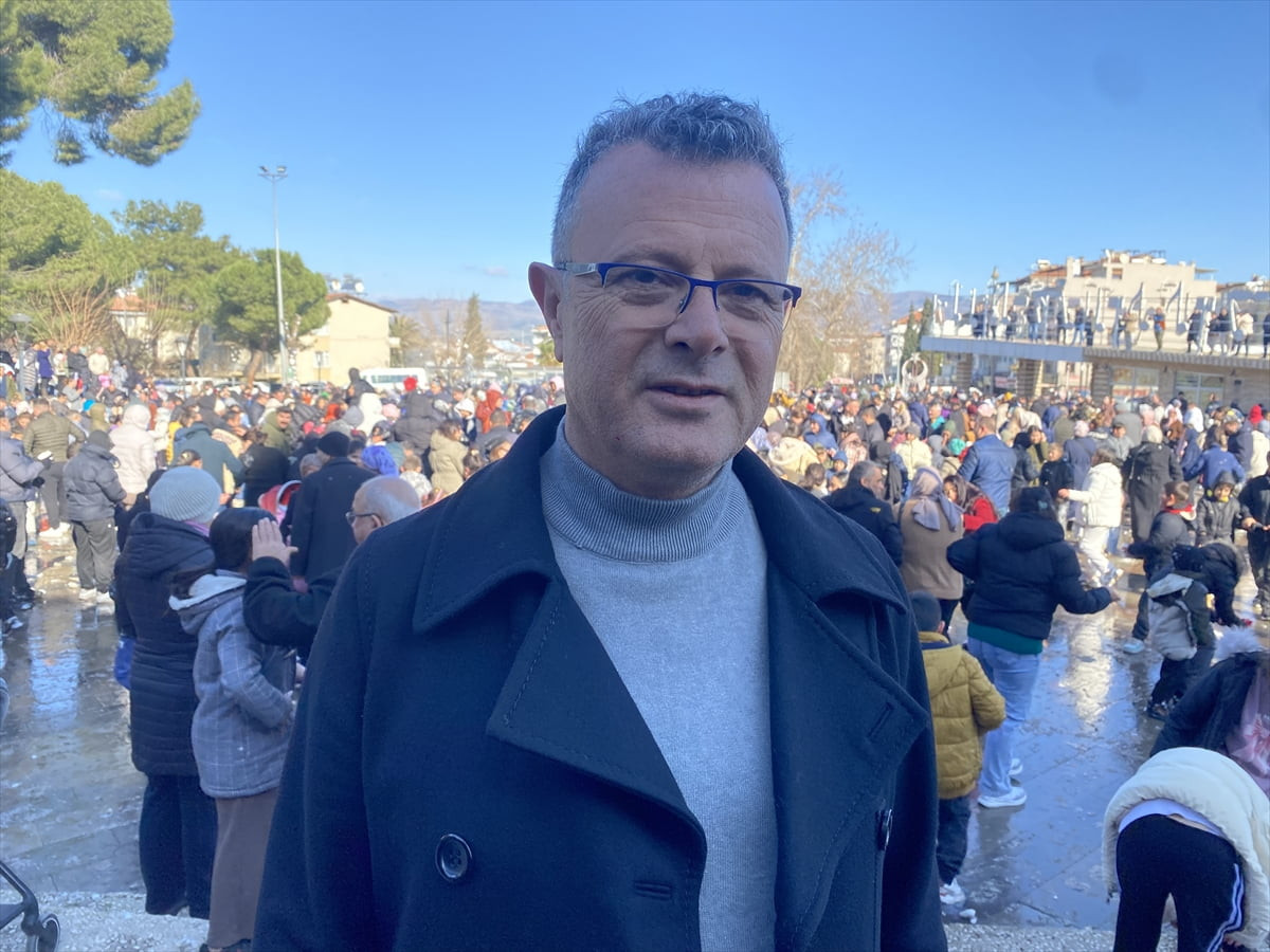 Manisa'nın Alaşehir ilçesinde çocuklar, kamyonlarla ilçe merkezine getirilen karla doyasıya...