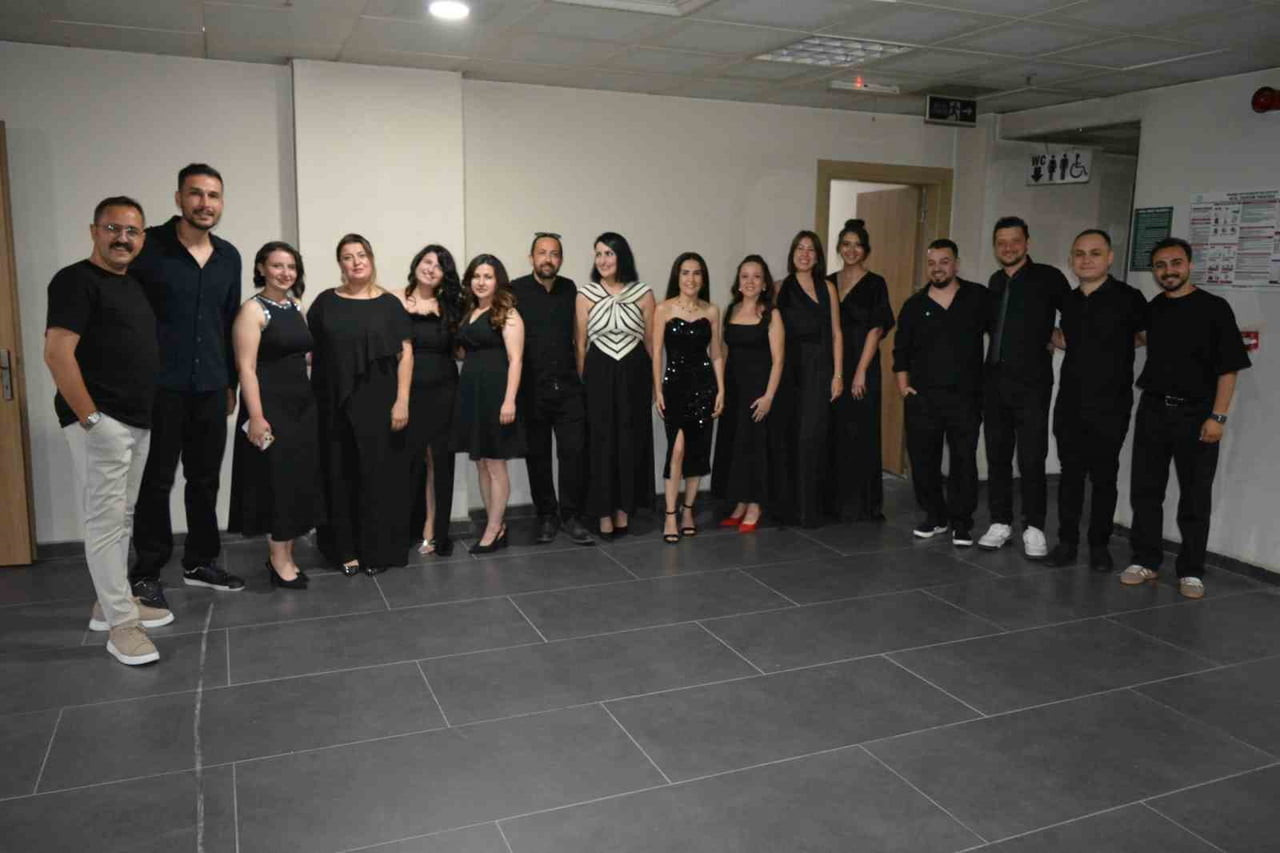 MANİSA'NIN ALAŞEHİR İLÇESİNDE GÖREV YAPAN MÜZİK ÖĞRETMENLERİNİN OLUŞTURDUĞU MAARİF ORKESTRASI VE...