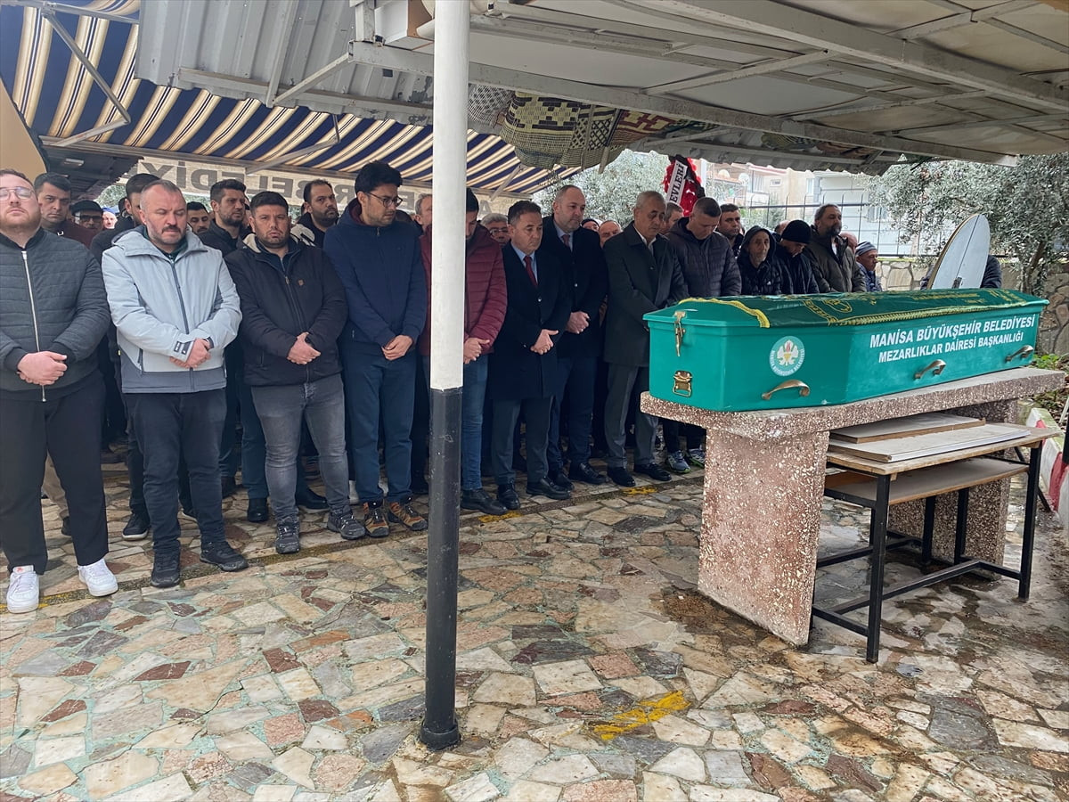 Manisa'nın Alaşehir ilçesinde halı sahada fenalaşan 45 yaşındaki öğretmen kaldırıldığı hastanede...