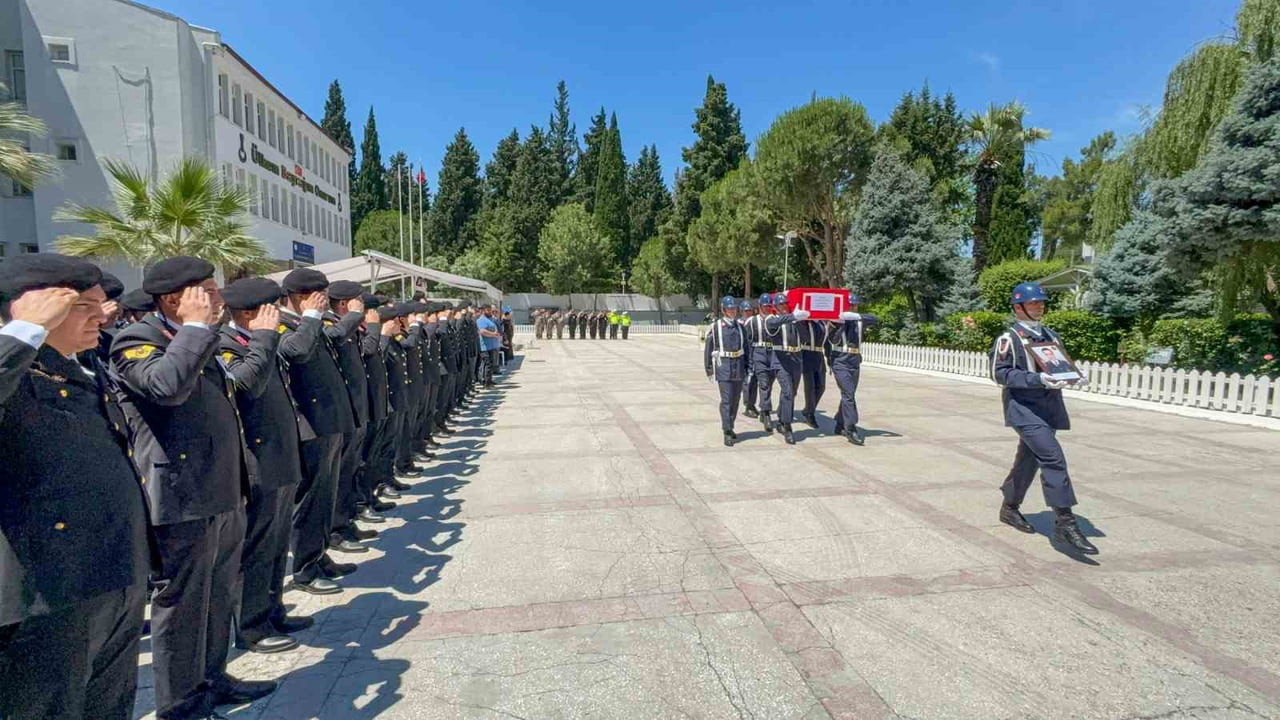 MANİSA'NIN ALAŞEHİR İLÇESİNDE NÖBET ÇIKIŞI TIRLA ÇARPIŞMASI SONUCU HAYATINI KAYBEDEN JANDARMA...
