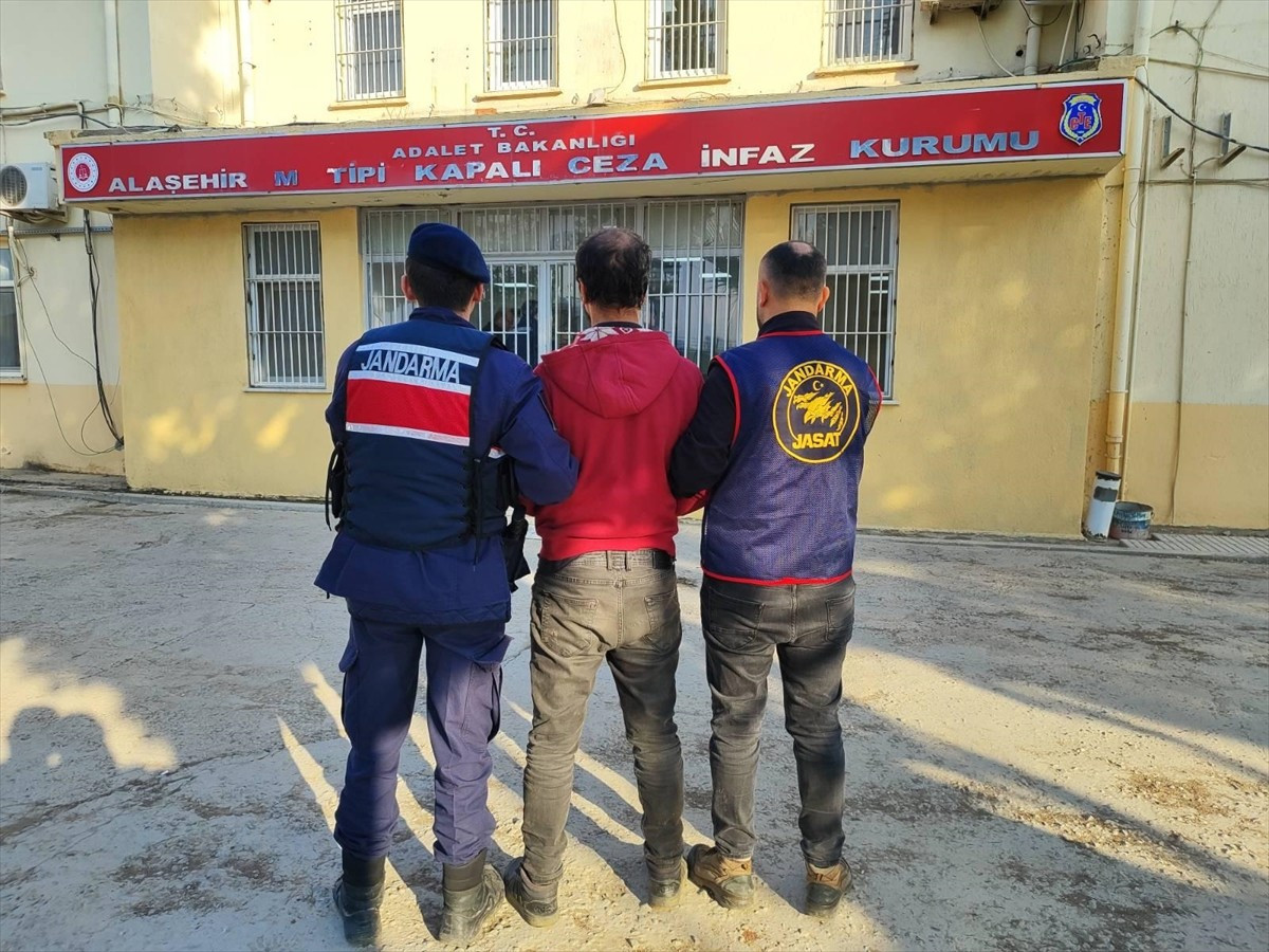 Manisa'nın Alaşehir ilçesinde tarlada bazı çiftçilerin eşyalarını gasbettiği gerekçesiyle...