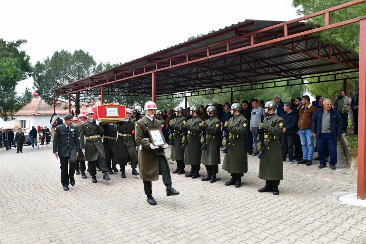 Manisa'nın Alaşehir ilçesinde yaşamını yitiren Kıbrıs gazisi Süleyman Çopur'un cenazesi toprağa...
