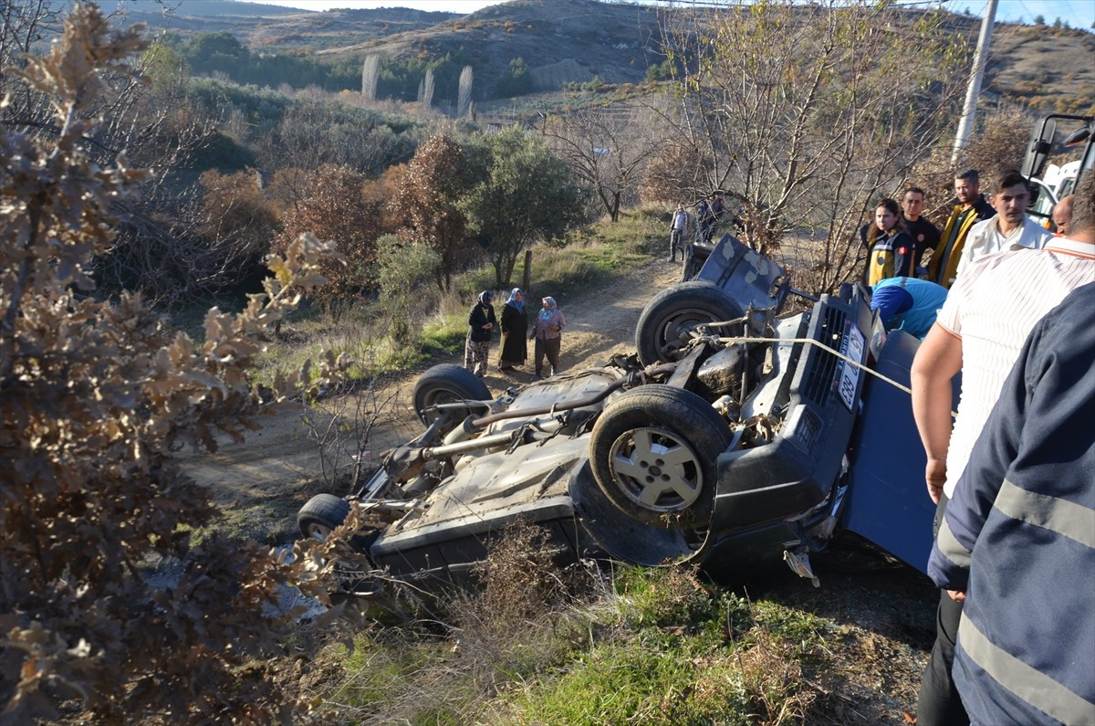 Manisa'nın Demirci ilçesinde aydınlatma direğine çarptıktan sonra şarampole devrilen otomobilin...