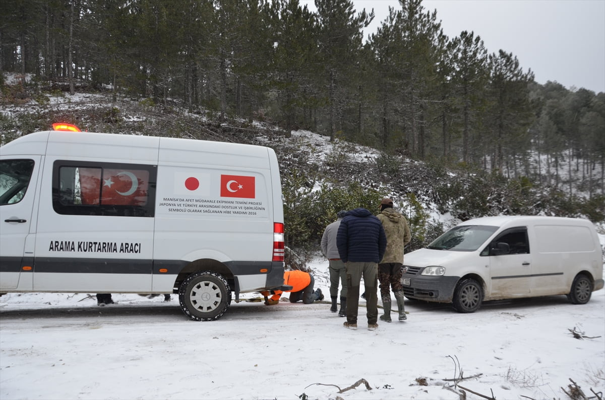 Manisa'nın Demirci ilçesinde dağlık alanda yoğun kar yağışı nedeniyle araçlarıyla mahsur kalan 3...