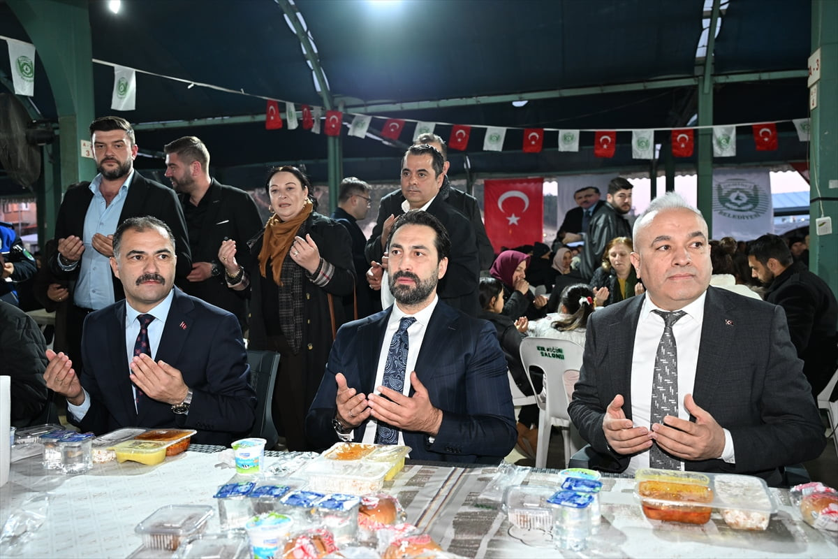 Manisa'nın Demirci ilçesinde düzenlenen geleneksel halk iftarında 5 bin kişi oruç açtı. İlçe...