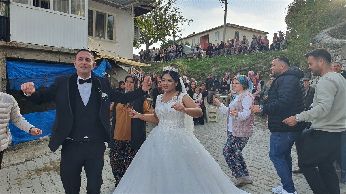 Manisa'nın Demirci ilçesinde Endonezyalı Ni Kadek Apri Tistawati (ortada) ile Özgen Özdemir...