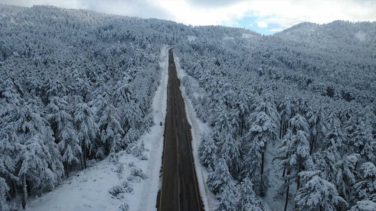 Manisa'nın Demirci ilçesinde etkili olan kar yağışı yüksek kesimleri beyaza bürürken 1470 rakımlı...