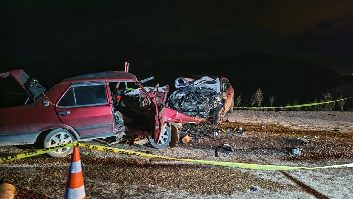 Manisa'nın Demirci ilçesinde iki otomobilin çarpıştığı kazada 3 kişi öldü, 1 kişi...