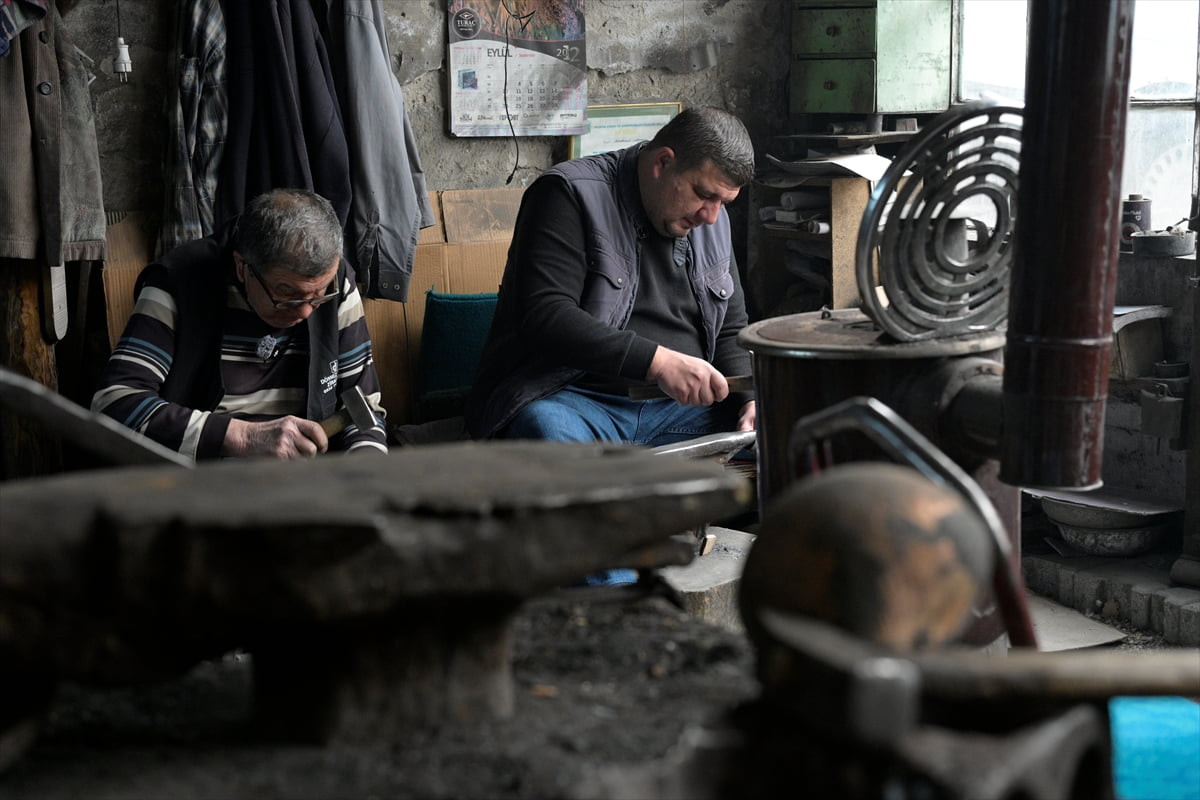 Manisa'nın Demirci ilçesinde mesleğe çocukken babasının yanında başlayan 76 yaşındaki çan ustası...
