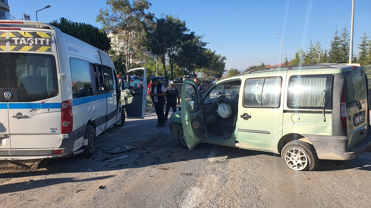 Manisa'nın Demirci ilçesinde öğrencileri taşıyan servis minibüsü ile hafif ticari aracın...