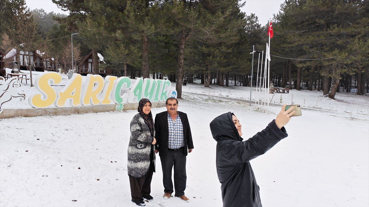 Manisa'nın Demirci ilçesinde sabah saatlerinden itibaren yüksek kesimlerde kar yağışı etkili oldu....