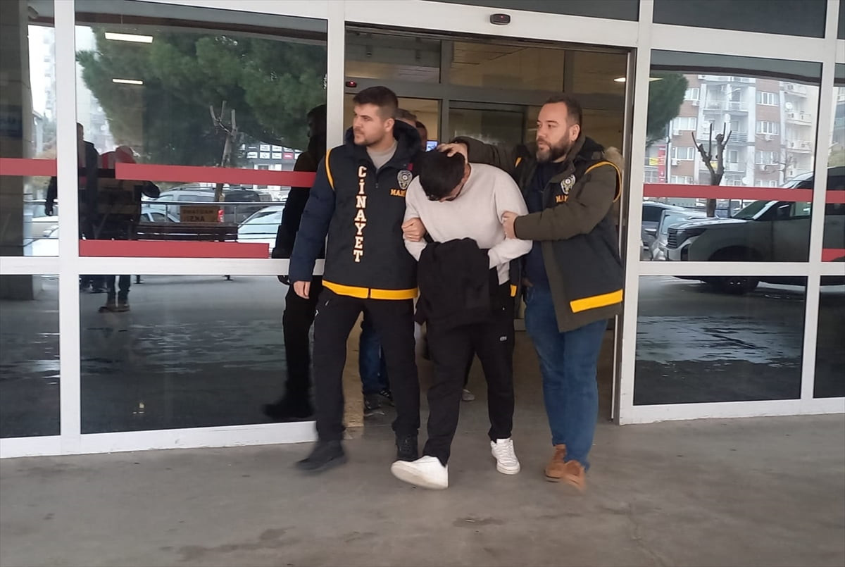 Manisa'nın Gölmarmara ilçesinde bir kuyumcunun silah tehdidiyle soyulmasına ilişkin 2 şüpheli...