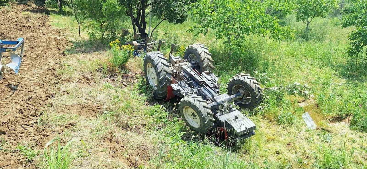 MANİSA'NIN GÖRDES İLÇESİNDE TARLAYI SÜRDÜĞÜ SIRADA TOPRAK SETİN ÇÖKMESİ SONUCU DEVRİLEN TRAKTÖRÜN...