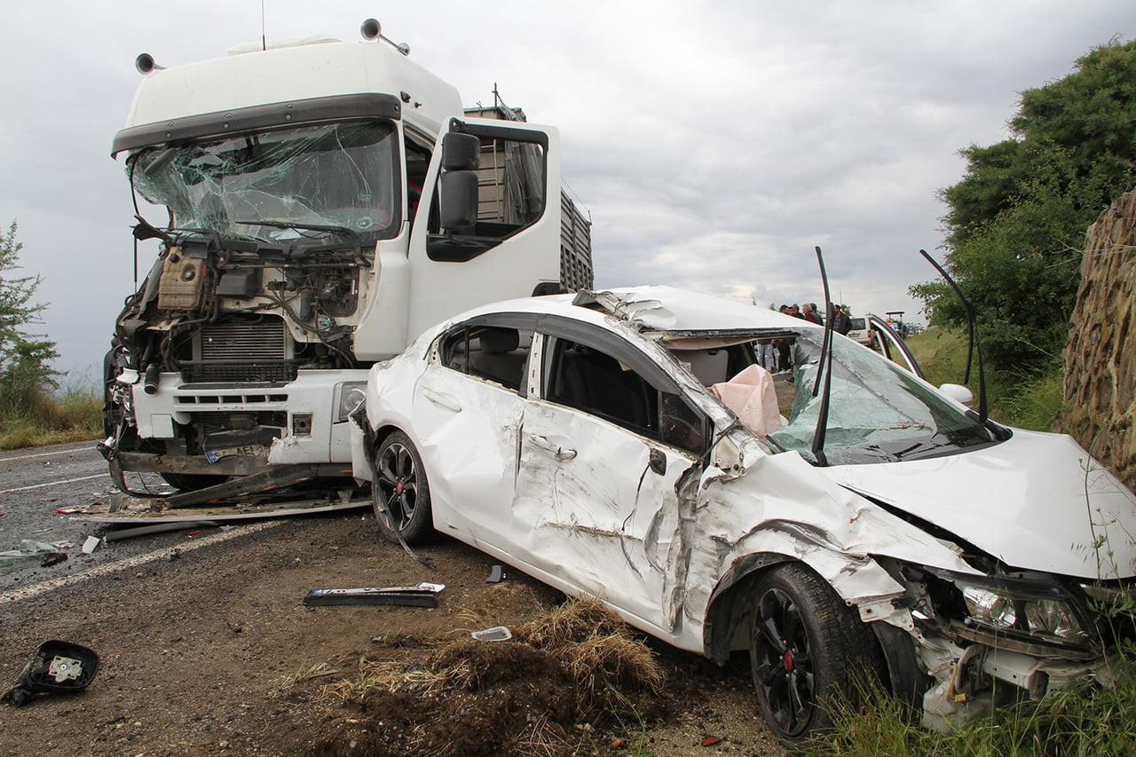 MANİSA'NIN KULA İLÇESİNDE 1 TIR, 1 TRAKTÖR VE 3 OTOMOBİLİN KARIŞTIĞI ZİNCİRLEME TRAFİK KAZASINDA...