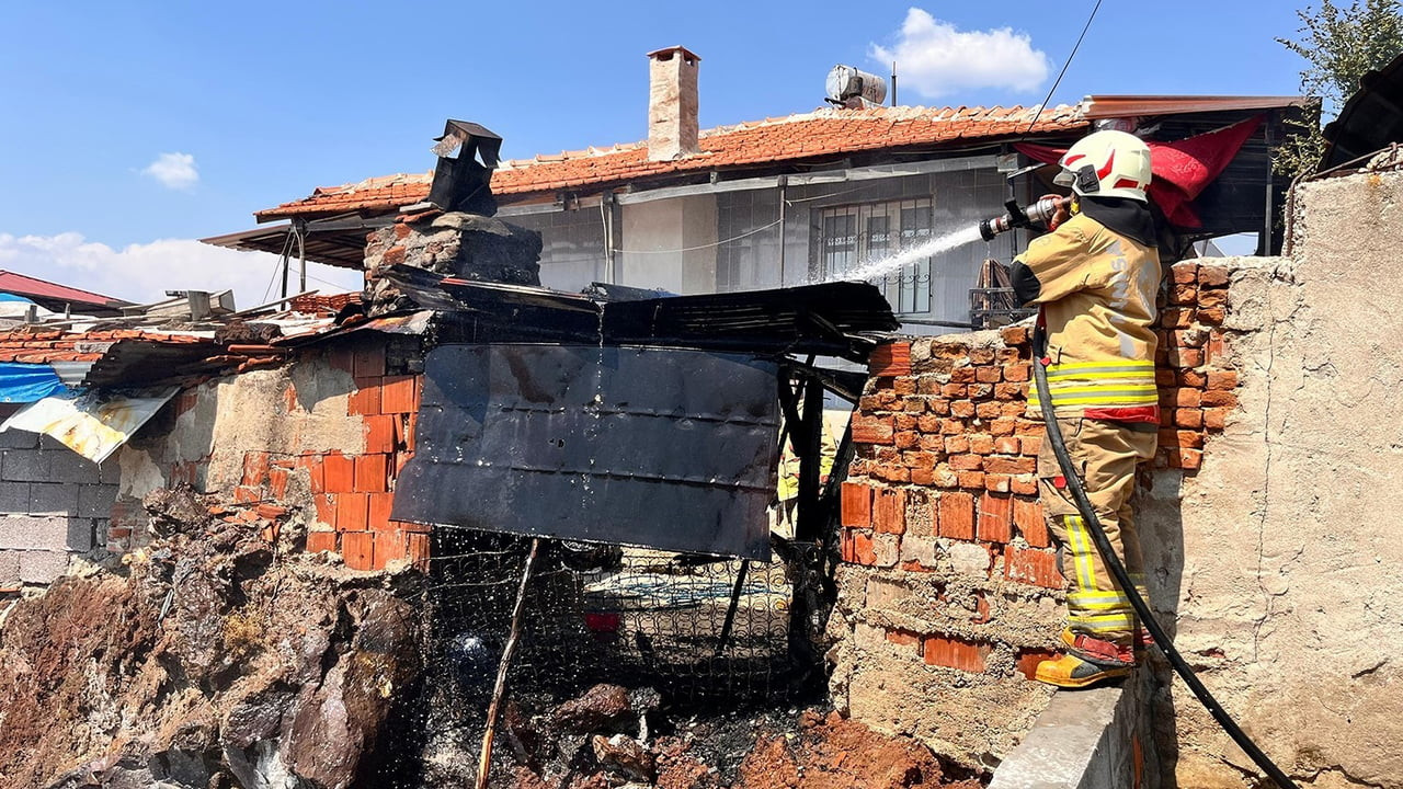 MANİSA'NIN KULA İLÇESİNDE BİR EVİN BAHÇESİNDE BULUNAN FIRINDA ÇIKAN YANGIN, İTFAİYE EKİPLERİNİN...