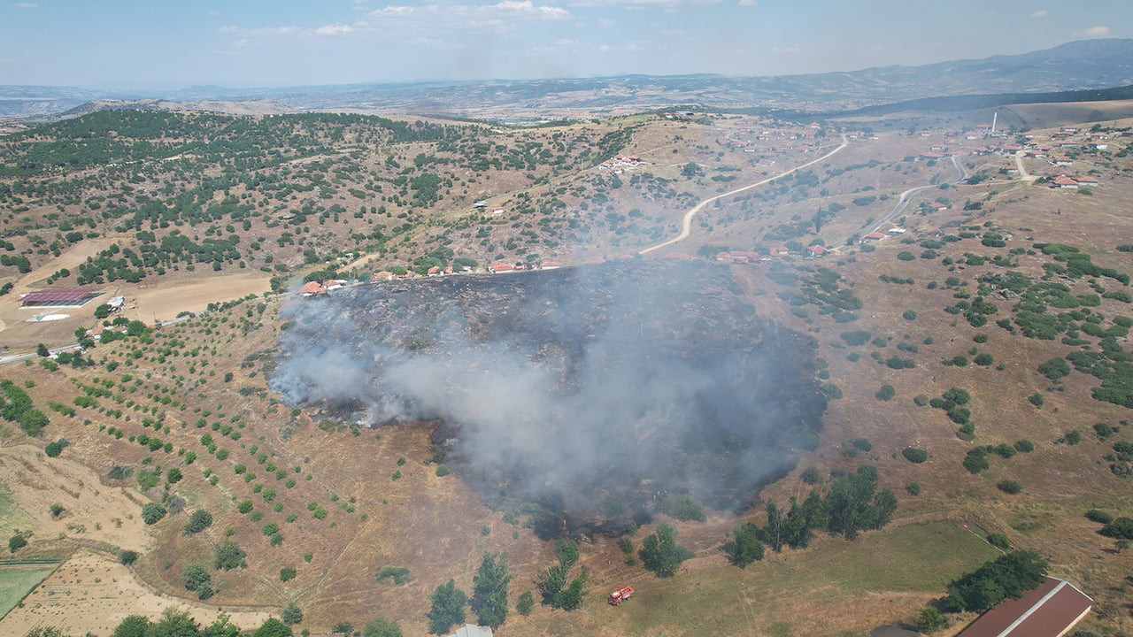 MANİSA'NIN KULA İLÇESİNDE MAKİLİK ALANDA YANGIN ÇIKTI.